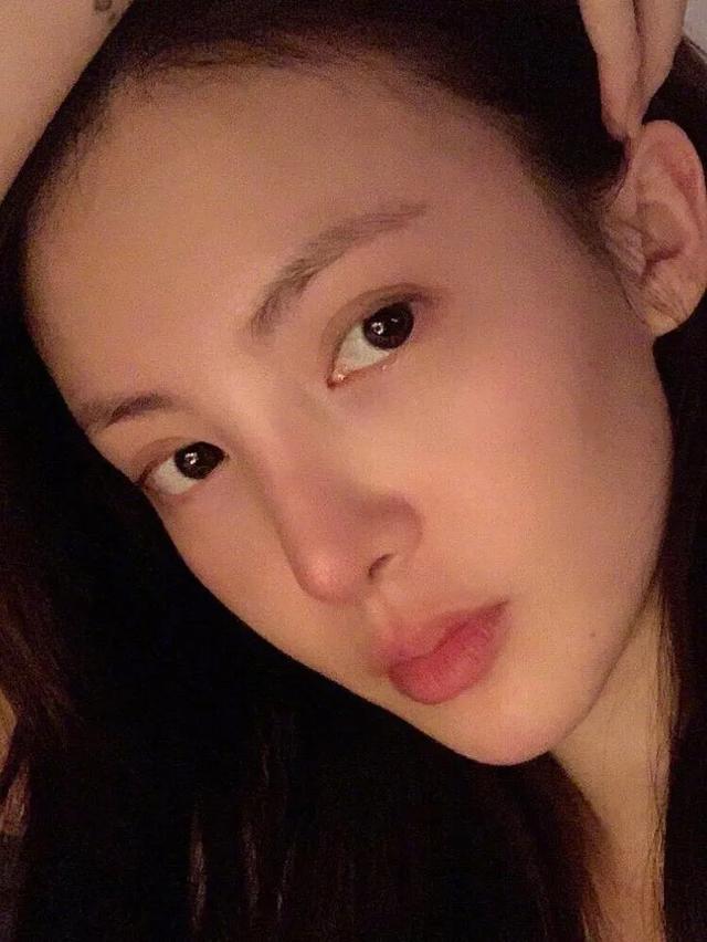 就算是怼脸拍依旧很惊艳我们再来看一下金晨姐姐的素颜真的是我想象