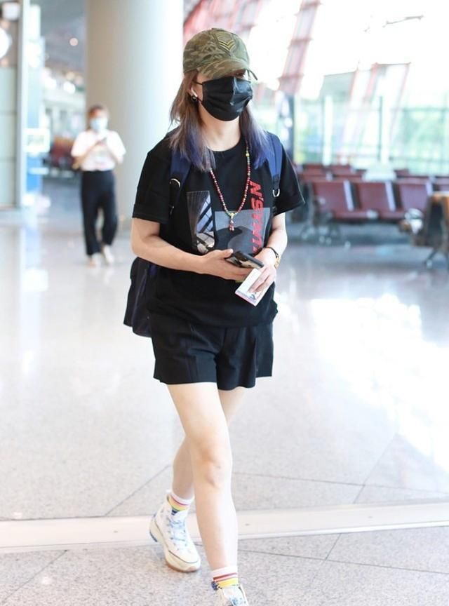 赵薇走机场,穿黑色印花t恤搭黑色短裤,这样的造型酷得很!