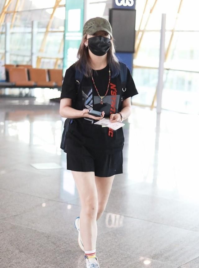 赵薇走机场,穿黑色印花t恤搭黑色短裤,这样的造型酷得很!