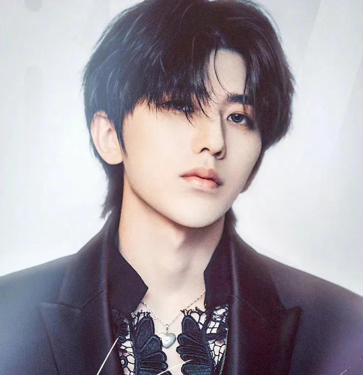 蔡徐坤迎来22岁生日朱正廷祝福尽显兄弟情我却在关注谢娜动态