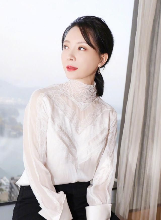 40岁女人学43岁陈数这样穿,气质优雅更显白!每套穿搭都不挑人!