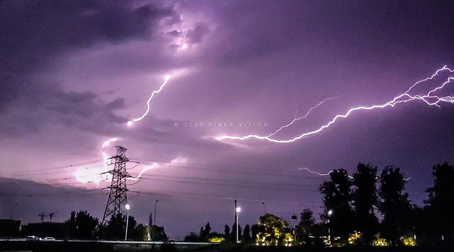 北京雷电频闪似科幻大片 冰雹密集如降雪