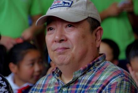 著名央视主持人被称故事大王被下病危通知今64岁住农村破屋