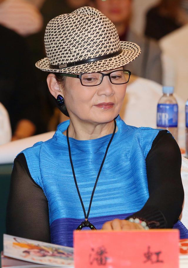 65岁潘虹依然孤傲穿套裙配葡萄珍珠项链贵族气质太深入人心