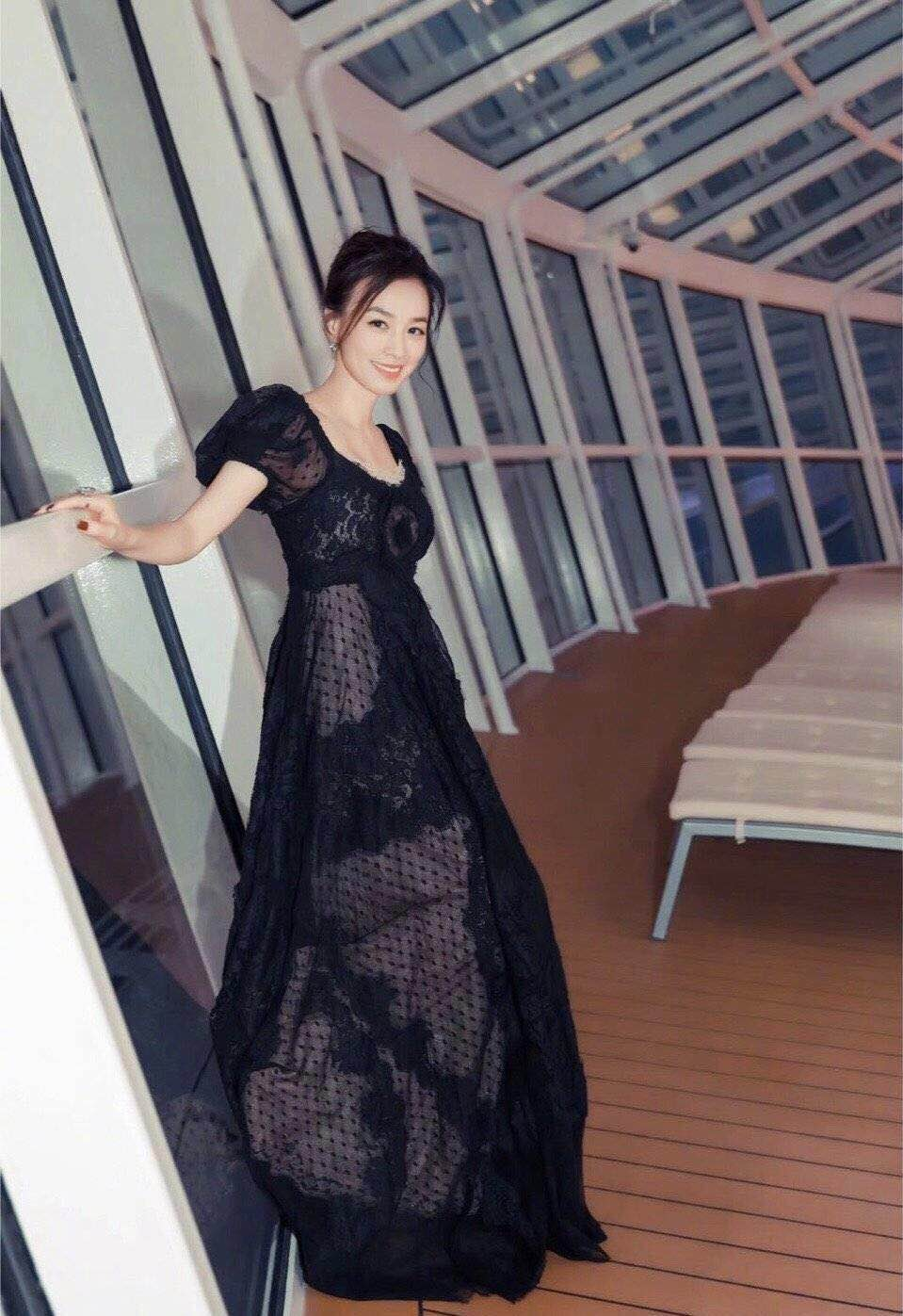 张庭真是不老女神穿白色上衣搭配半身裙简约优雅高级减龄