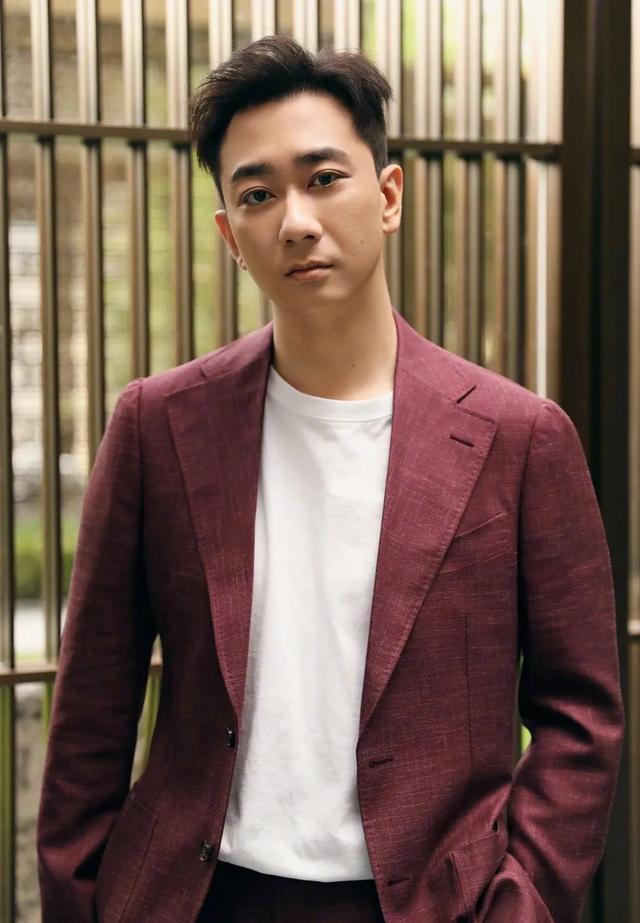 《三十而已》男团中最奇特的存在,王自健演的小张主任火出圈了