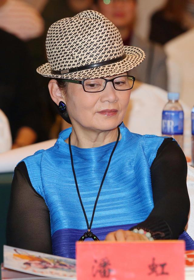 65岁潘虹依然孤傲穿套裙配葡萄珍珠项链贵族气质太深入人心