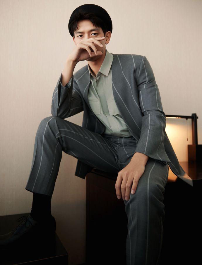 李现穿条纹西装绅士优雅 戴贝雷帽造型清爽帅气