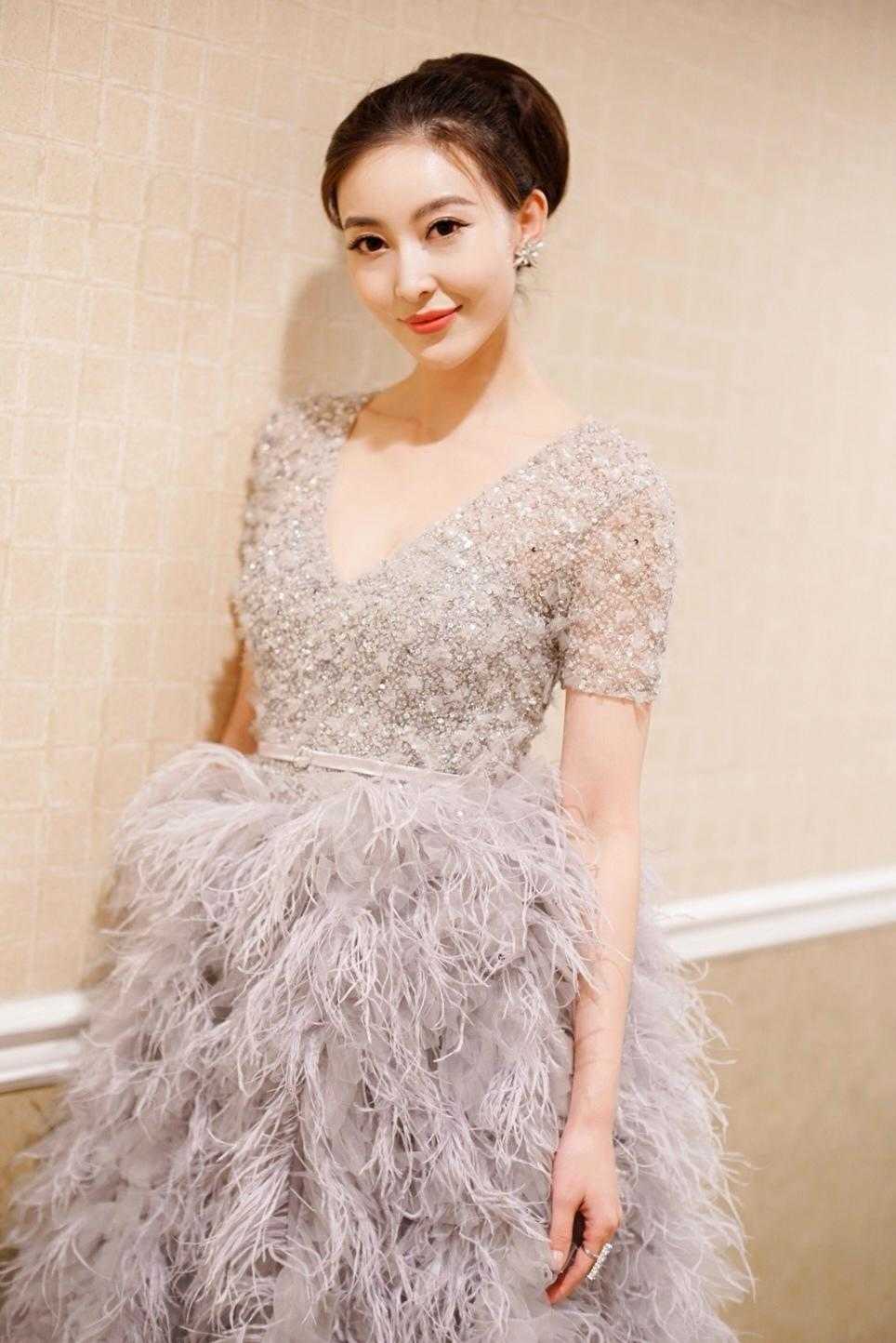 周知很有"阔太"气质范,扎发搭配连衣裙出席活动,高级优雅