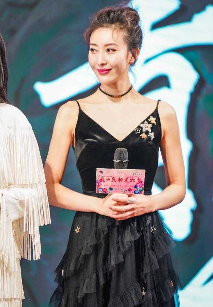 周知很有"阔太"气质范,扎发搭配连衣裙出席活动,高级优雅