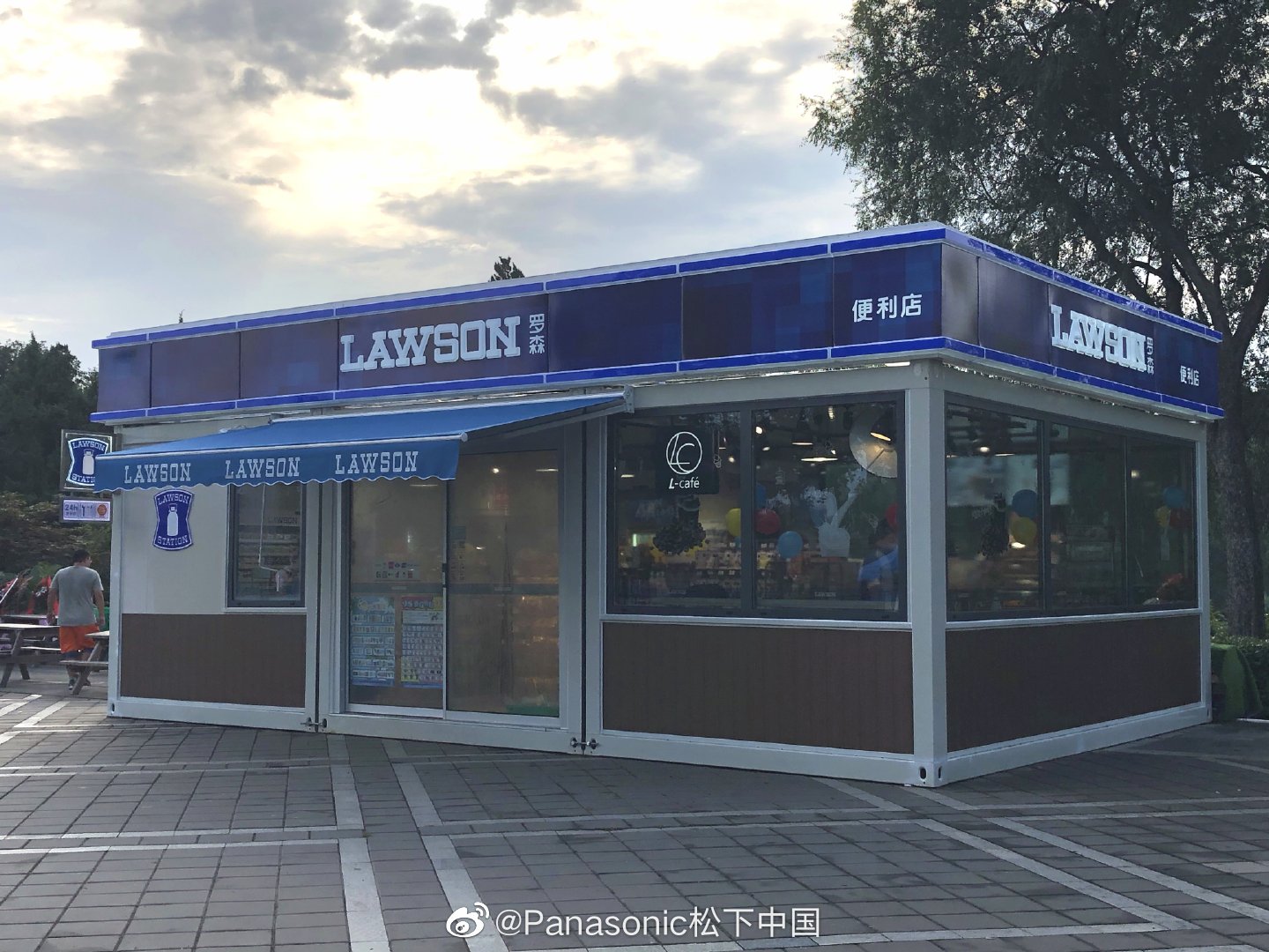 此外建设工期也更短,这种门店采用工业化装配式结构施工,常规便利店