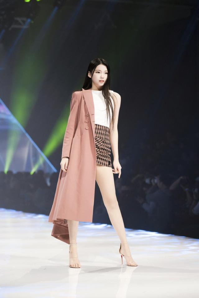 "淡黄的长裙"女主李熙凝,原来是粉色爱好者,这身少女感十足