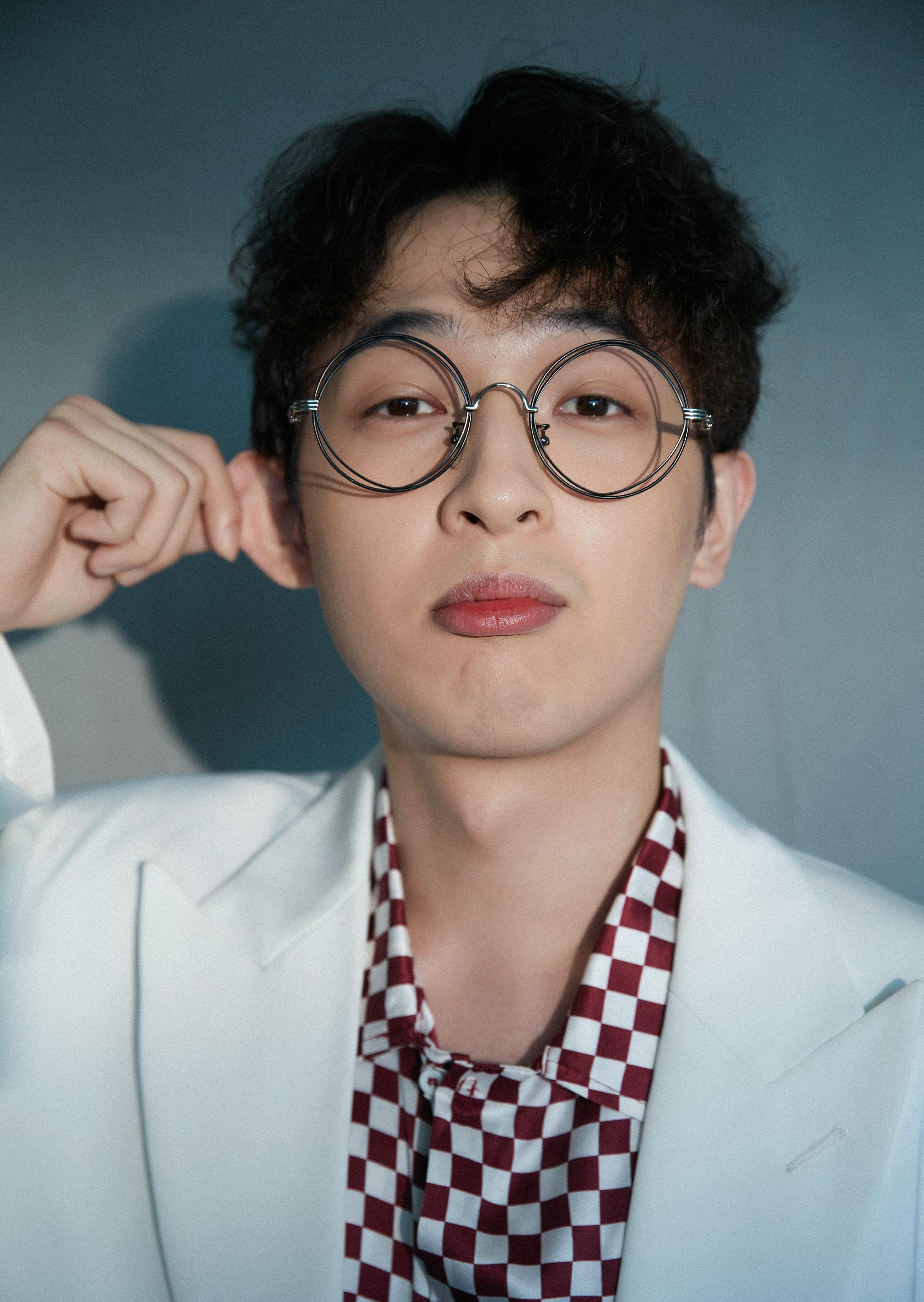 黄德毅受邀耀客传媒年度发布与宋茜合作陌生的恋人幽默爆棚