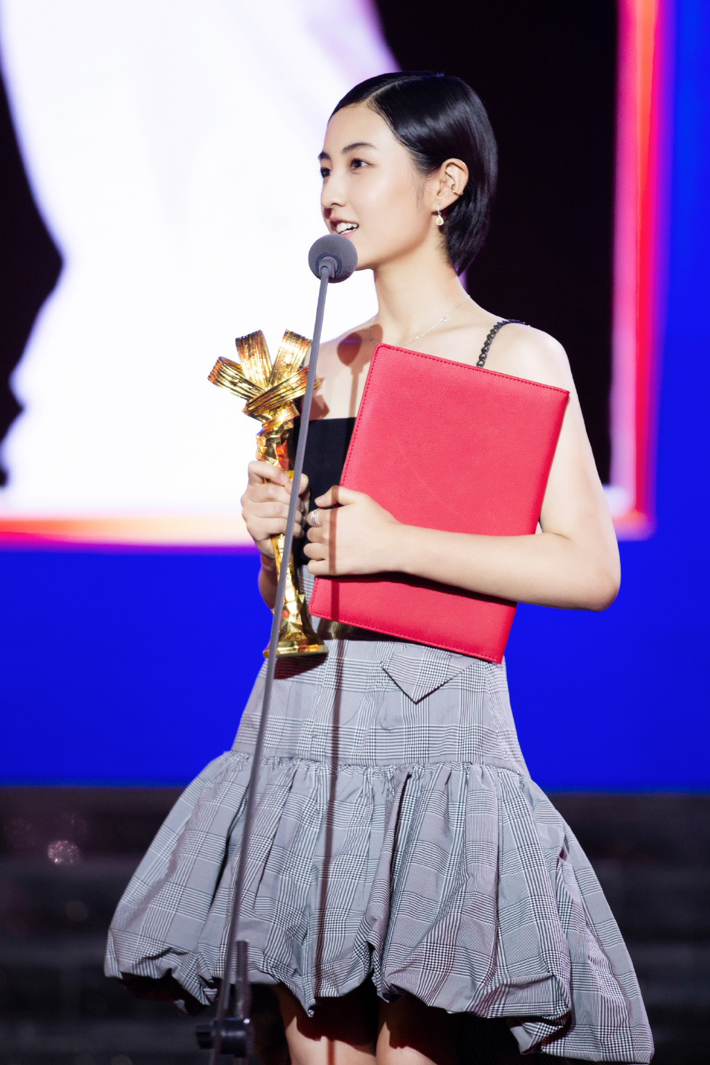 张子枫剪短发后变成熟了,穿黑色吊带配花苞裙,尽显成熟女人