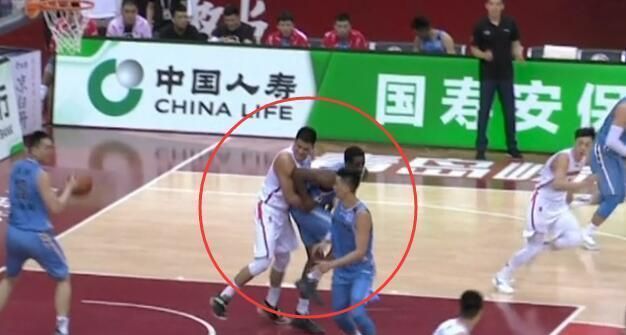 太羞耻啊!曾繁日直接用手掏裆尤度被驱逐出场!球迷:阿日硬啊!