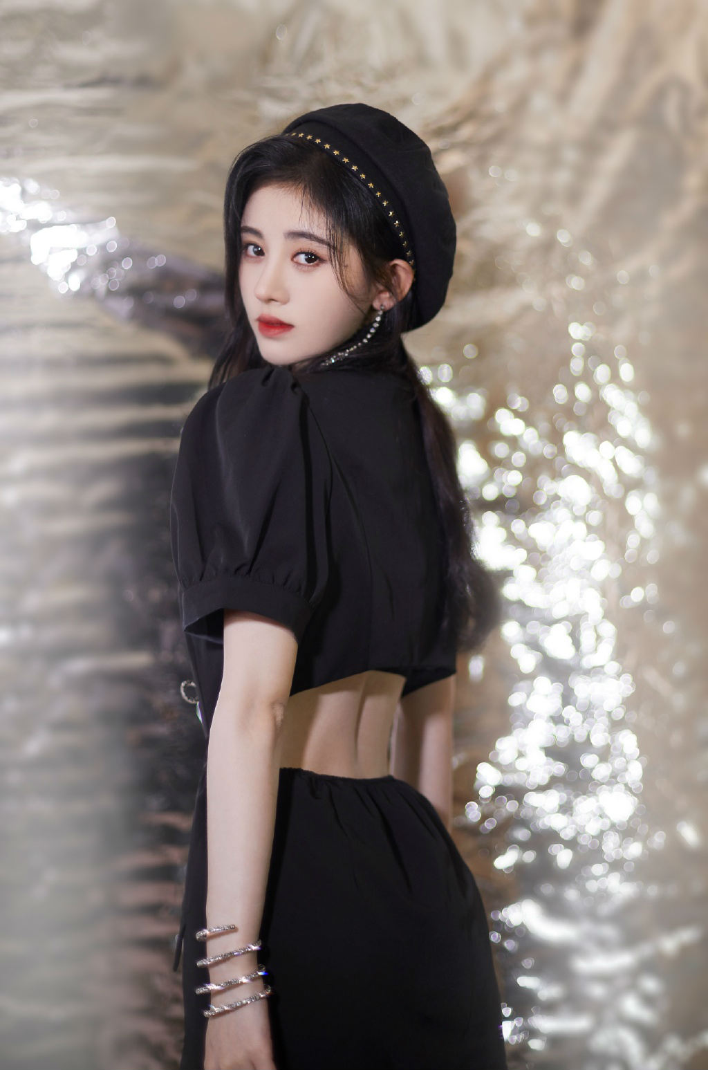 鞠婧祎穿假晚礼服走红毯,是被造型师坑了?连手镯也戴假的