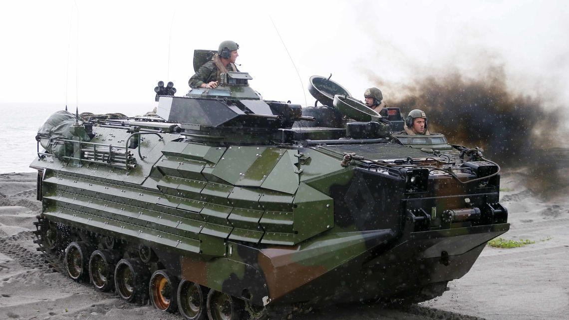 一车16人遭殃美军两栖战车成潜艇