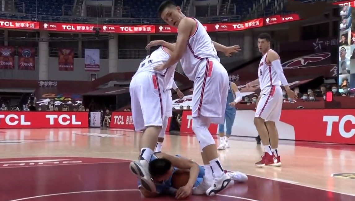 曾繁日"掏裆"尤度被直接驱逐,网友怒斥没有职业道德