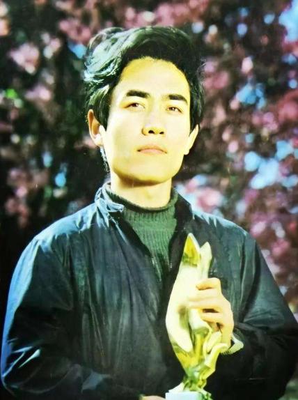 64岁陈宝国罕现身,从工人到实力影帝,他用敬业吊打小年轻