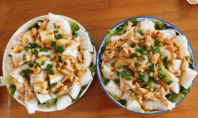 猪肠粉是广东地道的早餐和夜宵小吃,猪肠粉和沙河粉相似,同样的米浆蒸