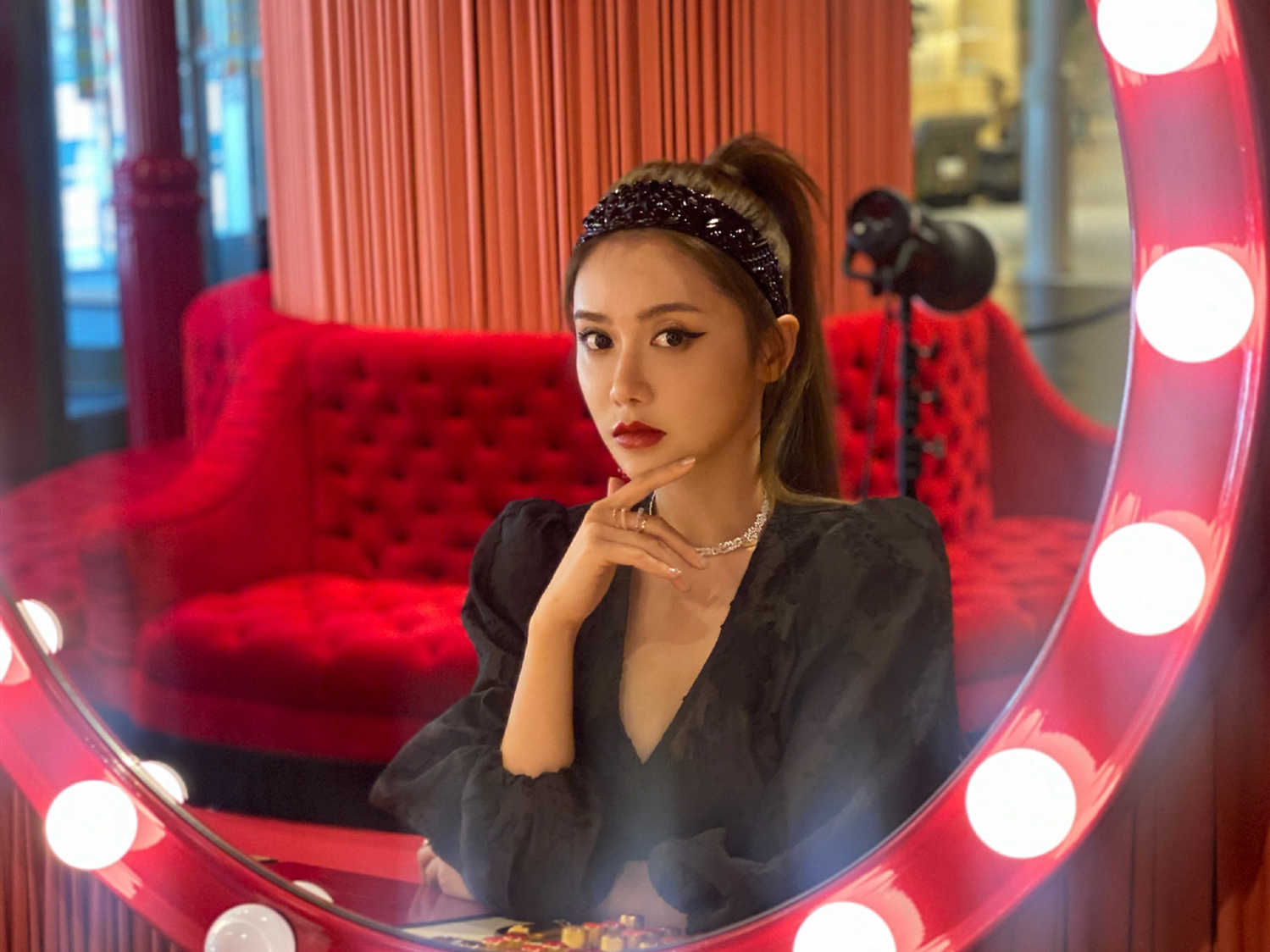 钢铁直男王猛解说湖人队比赛时屡屡质疑女主播小七