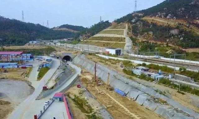 福建又迎来一个好消息,那就是福厦高铁全线最长的隧道"杨梅山隧道"