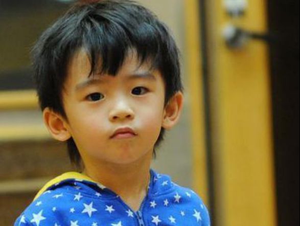 张柏芝大儿子13岁生日,依偎怀中为其庆生,颜值超高不输谢霆锋