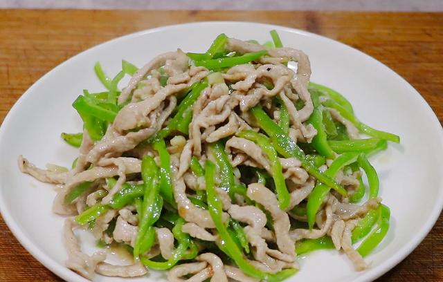 准备食材:里脊肉一块,青椒两个,大蒜少许,老姜一块,精盐少许,鸡精少许