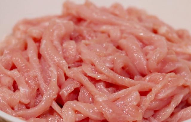 不管炒什么肉丝都不要直接下锅,教你2个小技巧,肉丝鲜嫩不粘锅