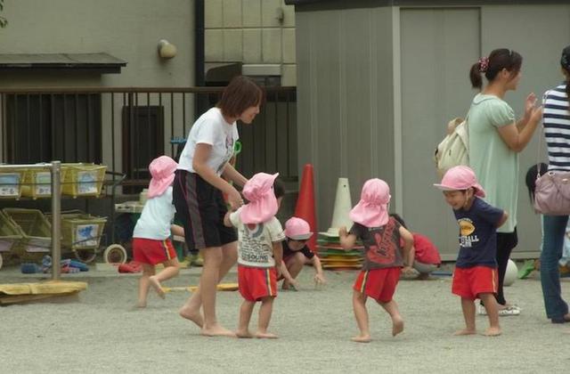 中,还有助于脚部汗液的排放和蒸发,对血液循环和新陈代谢都有一定好处