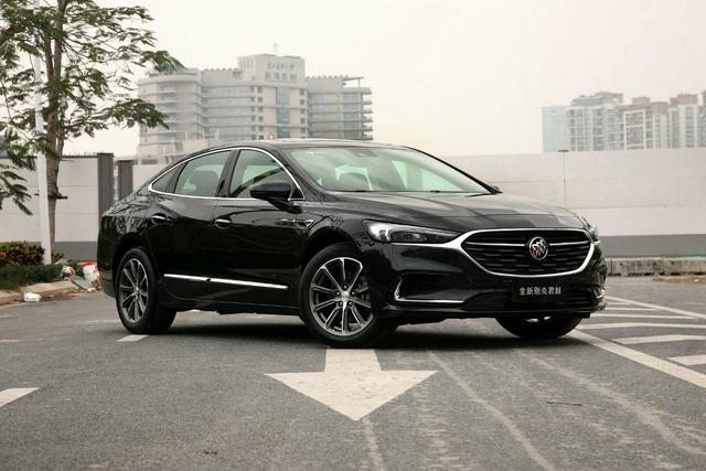 由于外观内饰层面没有发生变化，咖哥介绍下这款1.5T车型，外观层面和2.0T车型都采用了别克最新家族式设计语言，前格栅向两侧进一步延伸，大灯造型细长，呈现出一定的精致感。（配图为：老款2.0T车型）