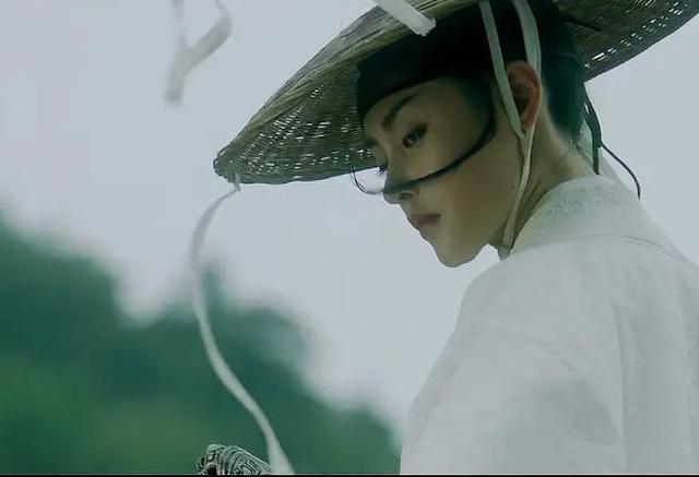 白袍配斗笠气场好绝,侧颜颇似"东方不败"