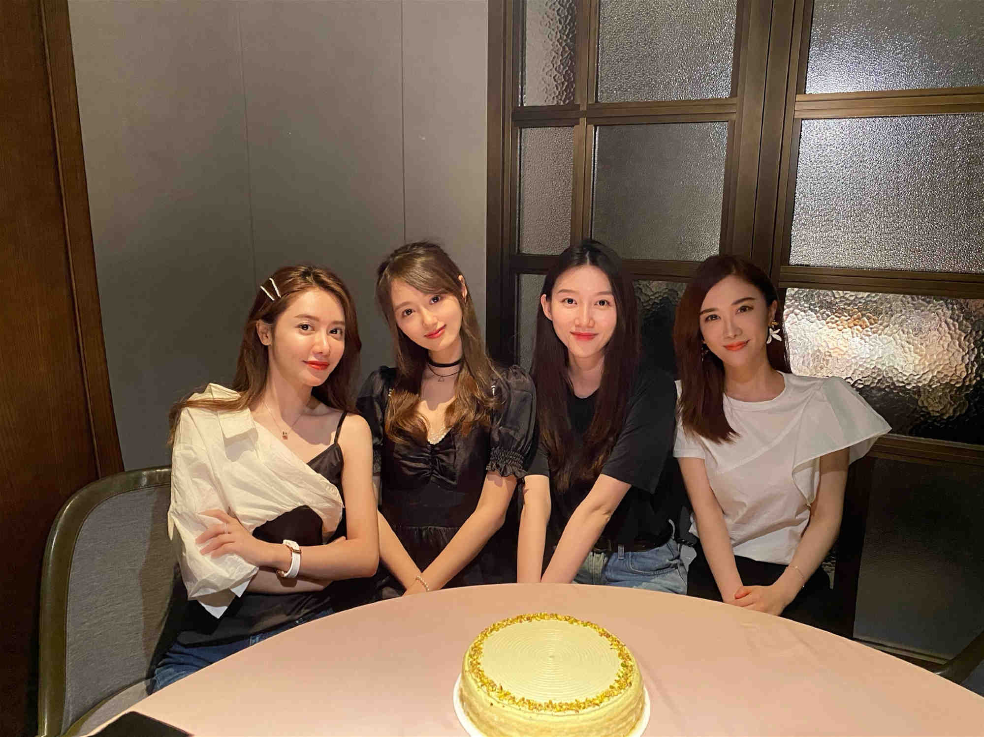 钢铁直男王猛解说湖人队比赛时屡屡质疑女主播小七