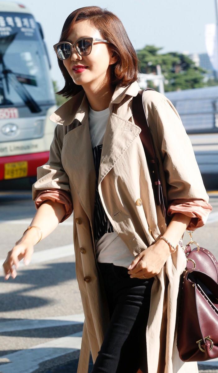 金南珠私服造型真美风衣搭配黑色紧身牛仔裤简约大气高级大方