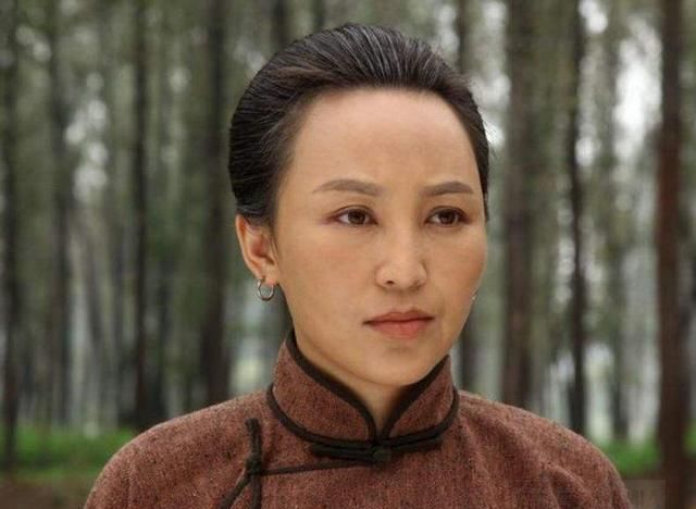 她辞掉工作与丈夫裸婚,丈夫用7部戏把她捧红,如今过得很幸福