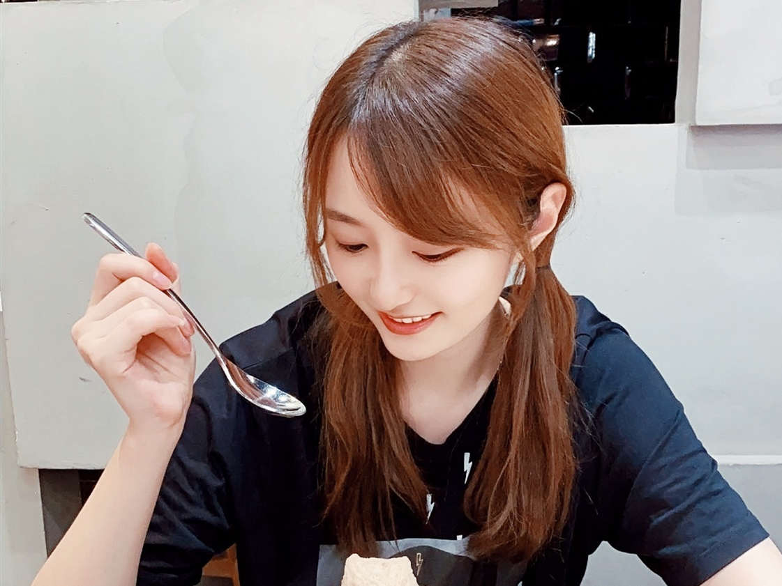 钢铁直男王猛解说湖人队比赛时屡屡质疑女主播小七