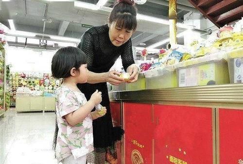 售货员怀疑孩子偷东西要强行搜身,宝妈只说一句话,超市立刻放人