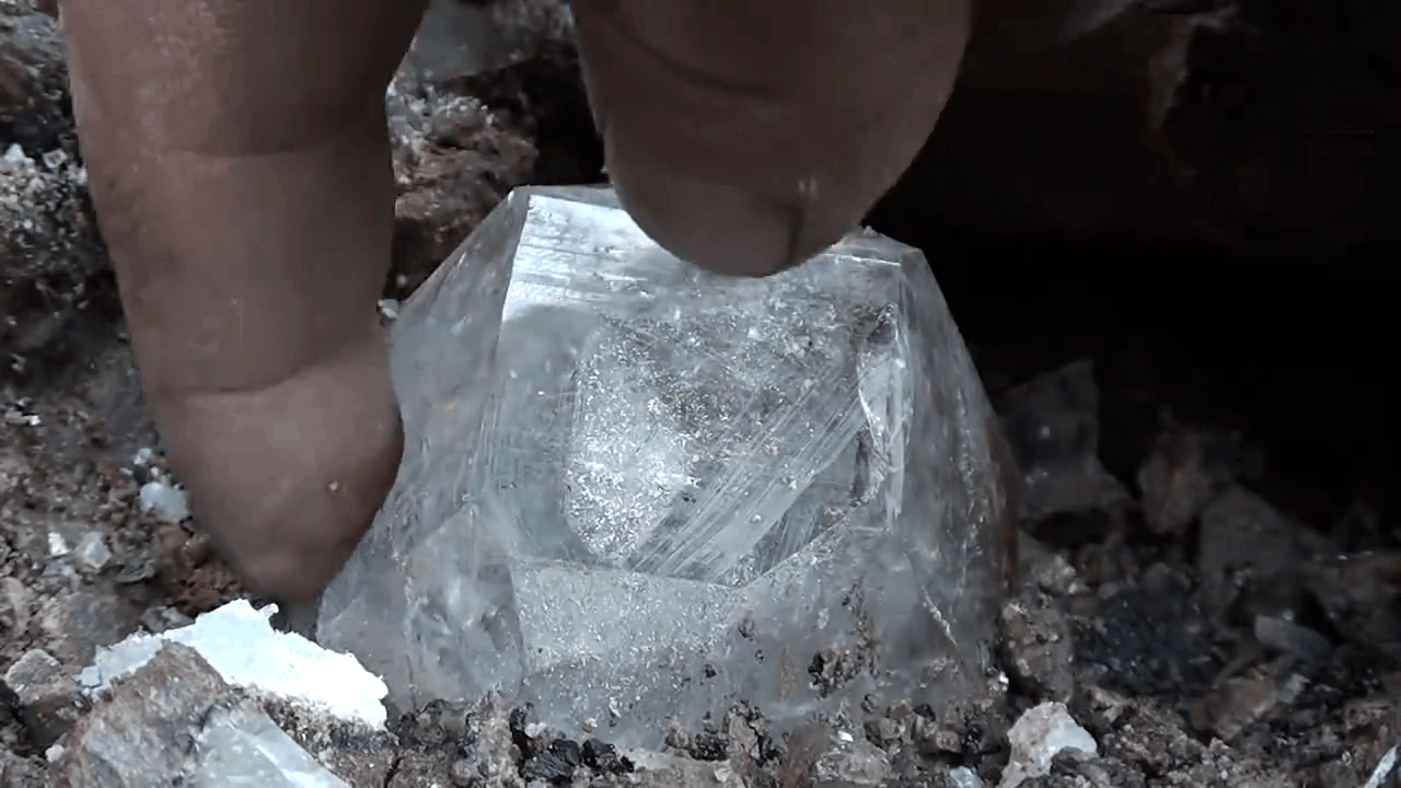 男子石头洞中挖出一块透明晶体, 拿在手心一看这下发财了