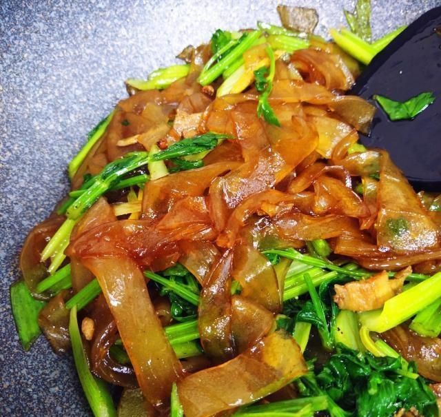 芹菜真是天生一对简单炒一下比肉下饭多血压高脂肪多