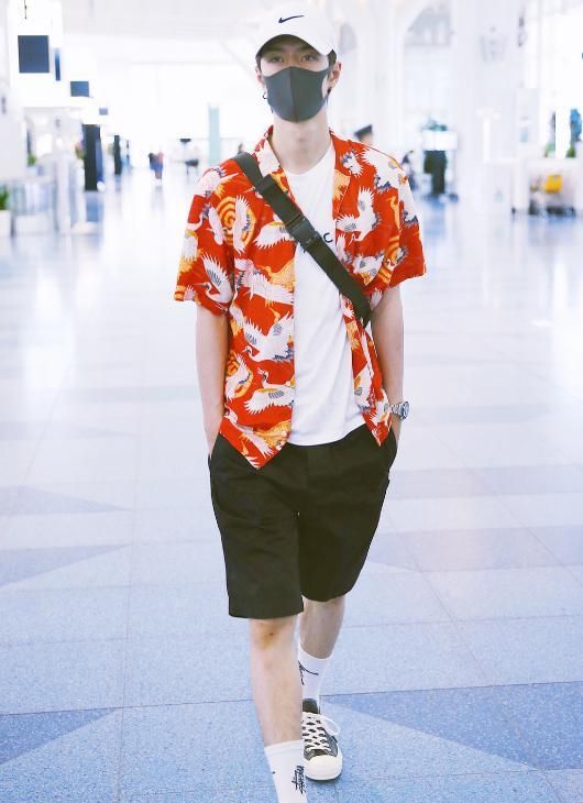 王一博夏日都穿的短裤你还没穿起来吗