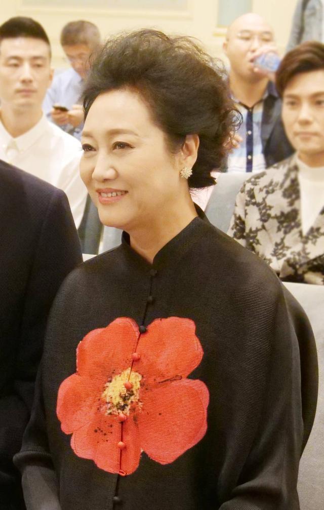 64岁王丽云真优雅穿着鲜艳却不俗气一级演员就是不一样