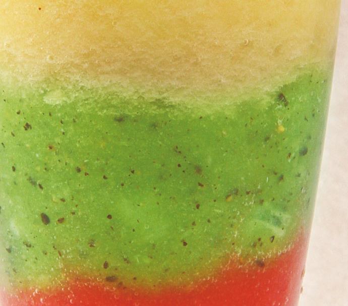 只用水果就可以做出漂亮的彩虹果汁简单又高颜值两分钟学会