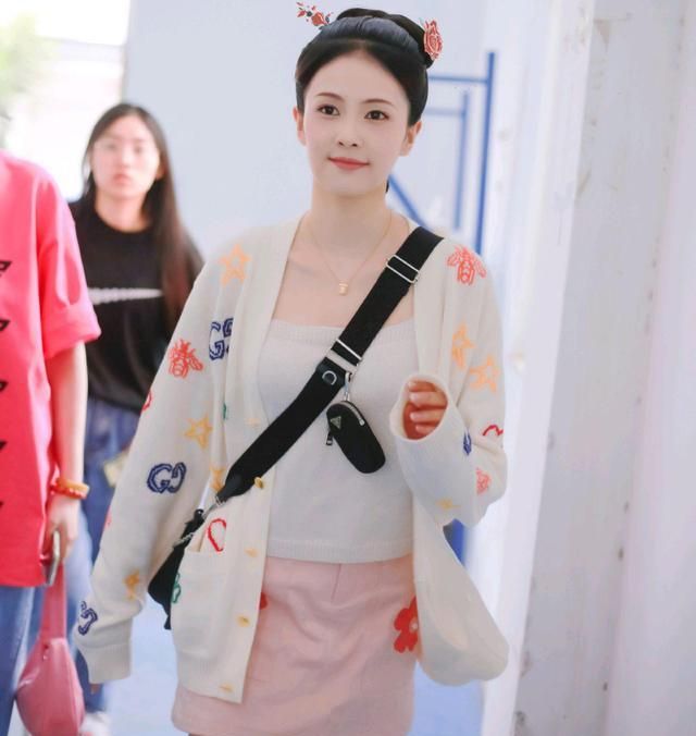 白鹿穿搭也太精致了,泡泡袖的设计还不够还露了肩