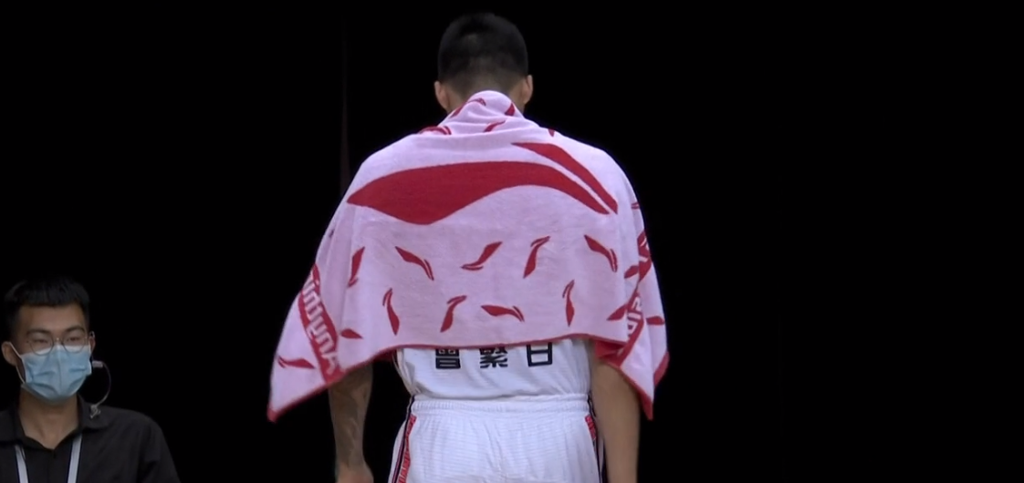 曾繁日"掏裆"尤度被直接驱逐,网友怒斥没有职业道德