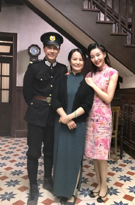 周知厉害了!穿黑色薄纱上衣配阔腿裤干练大气,女神范十足