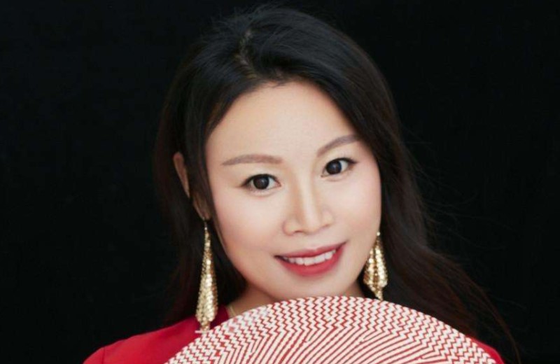 衣着朴素,蹲在路边卖葡萄|草帽姐|徐桂华|音乐_新浪新闻