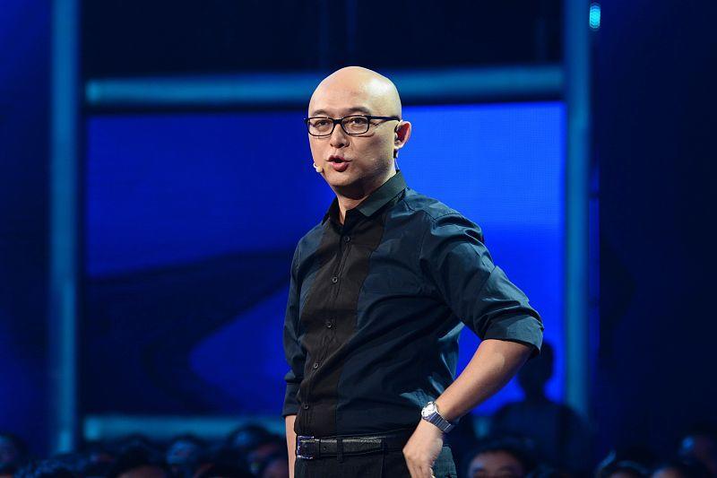 孟非年轻时很帅却无美女相伴,现却美女围绕,头发和名声不可兼得