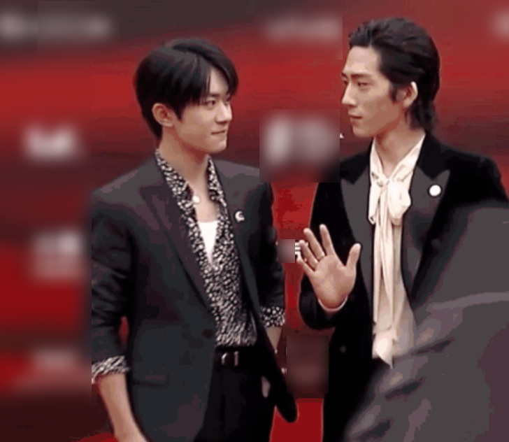 井柏然易烊千玺相视一笑,31岁和19岁的区别,颜值不相上下