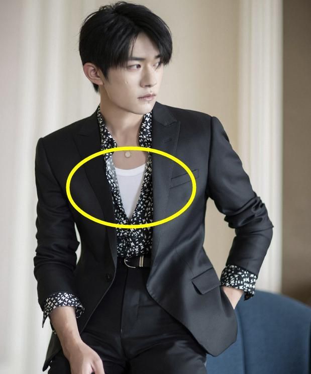 真服了易烊千玺,西装搭"老汉衫",还露半截,正面看太出戏!