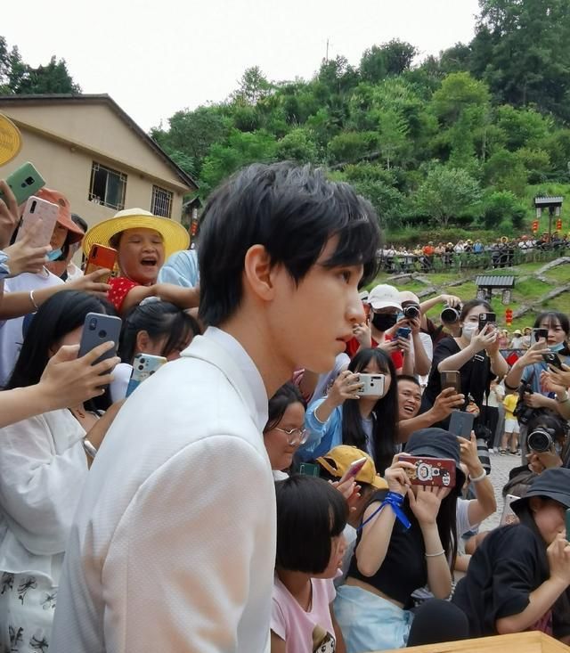 家长帮孩子追星王俊凯,小凯被爸爸们挤在角落不敢动